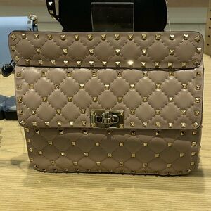 Valentino Garavani ❤️❤️
Rockstud Quilted large Shoulder Bag